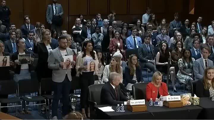 انتقاد قربانیان پرونده اپستین از دیدار با تاد بلانچ انتقاد قربانیان پرونده اپستین از دیدار با تاد بلانچ